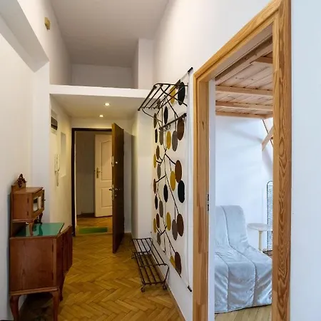 6 Bedroom Apartment With 2 Bathrooms In Old Town! *