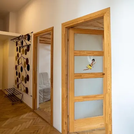 6 Bedroom Apartment With 2 Bathrooms In Old Town! アパート