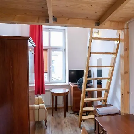 6 Bedroom Apartment With 2 Bathrooms In Old Town! *