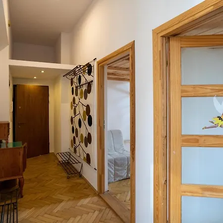 アパート 6 Bedroom Apartment With 2 Bathrooms In Old Town! クラクフ